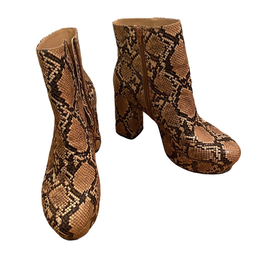 NWOT Steve Madden Grate Snake Platform Boots